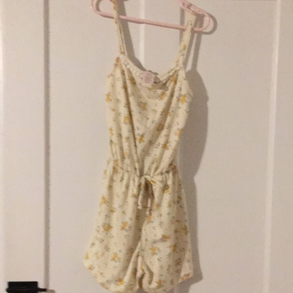 Girls size 7/8 Summer romper. Brand new. Never worn. Floral pattern.